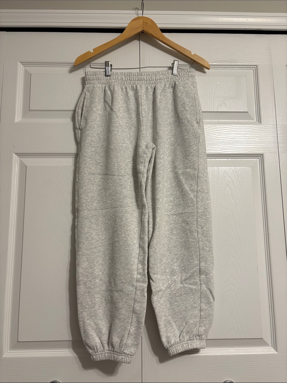 Old Navy Light Heather Gray Women's Sweatpants - Elastic Waist & Cuffed Ankles